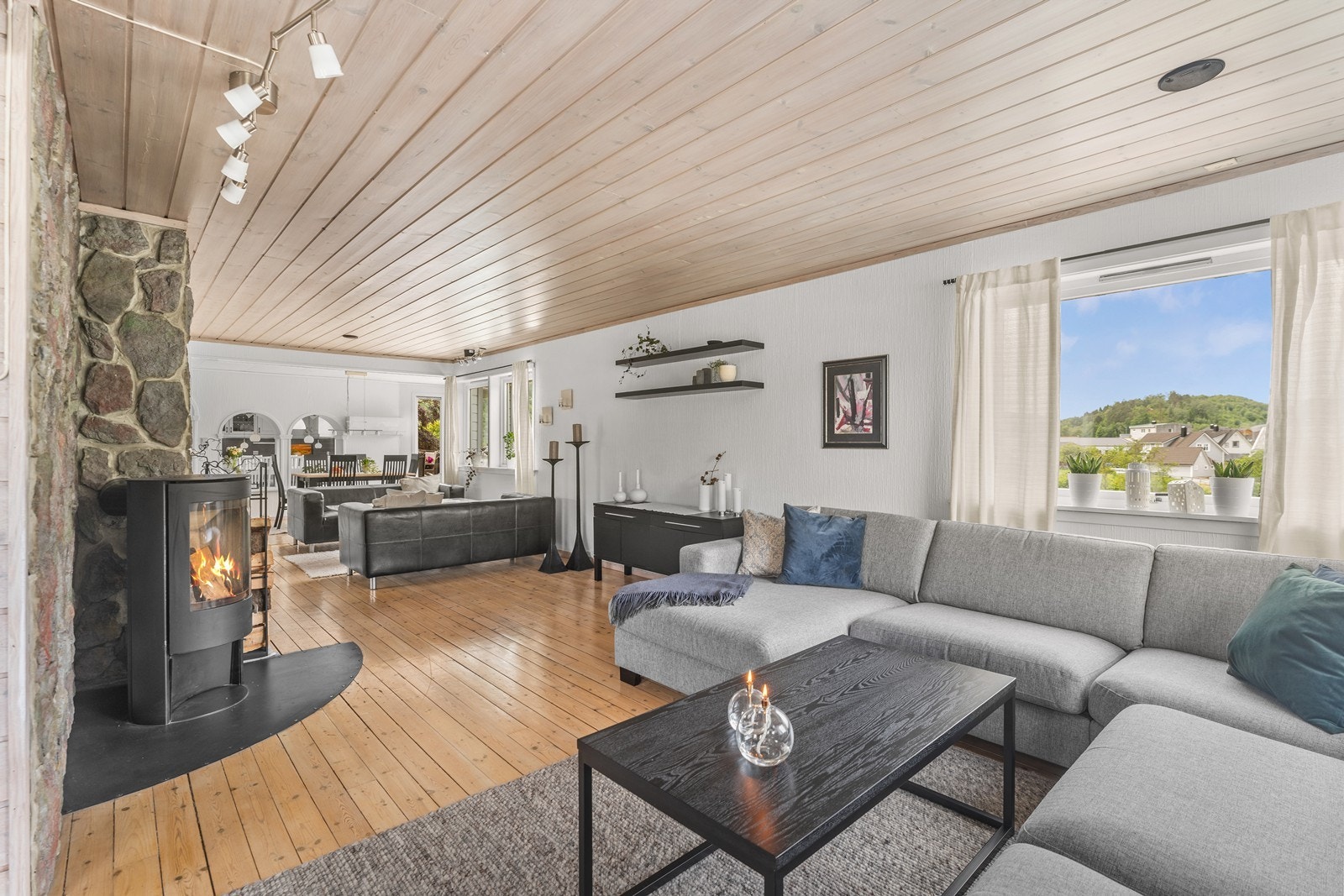 Fra stue mot spisestue og kjøkken. Galleribilde