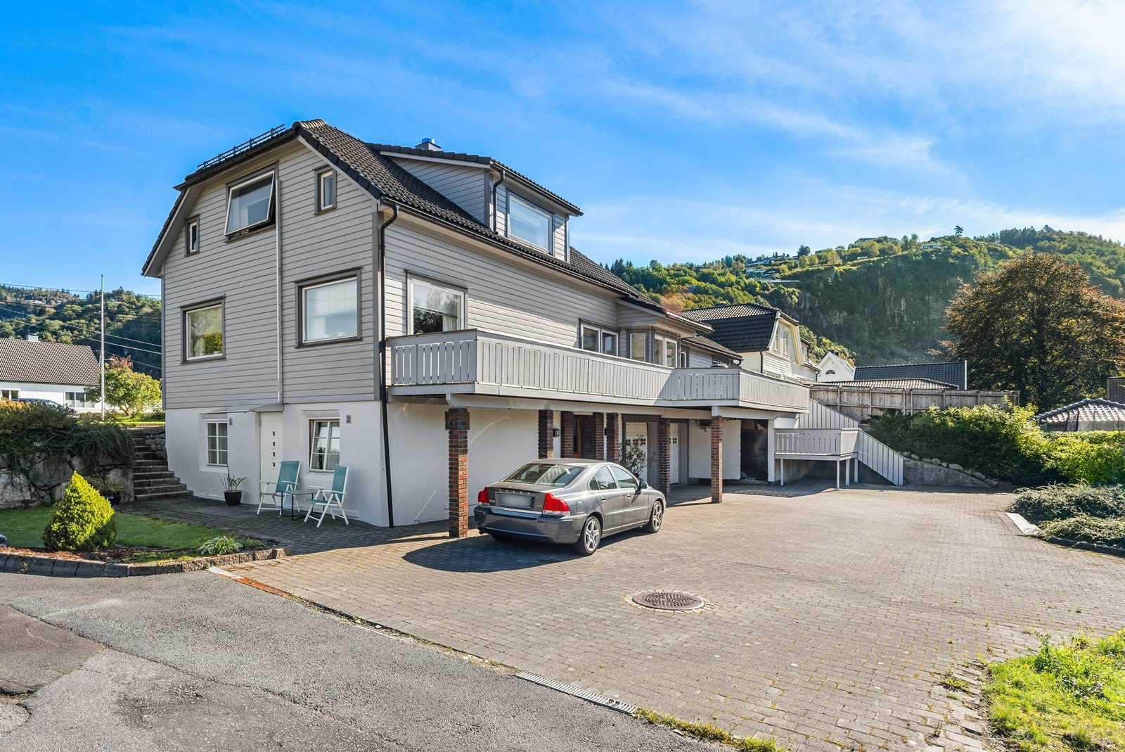 Stort gårdsrom med god plass for parkering. Galleribilde