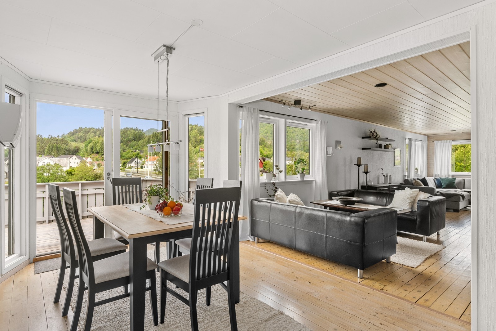 Spisestue med utgang til veranda. Galleribilde
