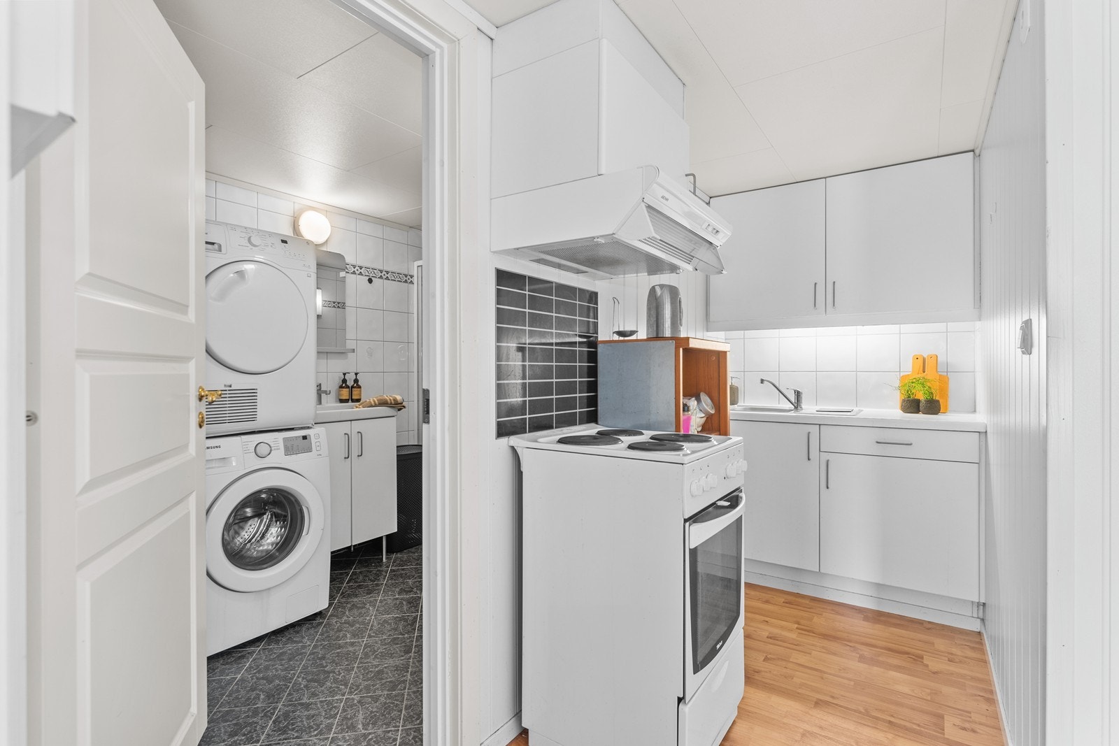 Kjøkken og bad/ vaskerom. Galleribilde