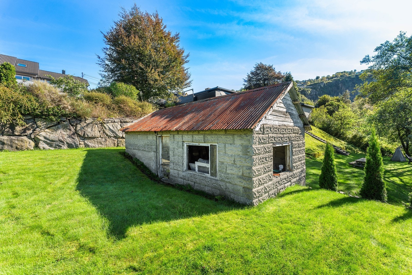 Eldre murbygning som har mange muligheter. Galleribilde