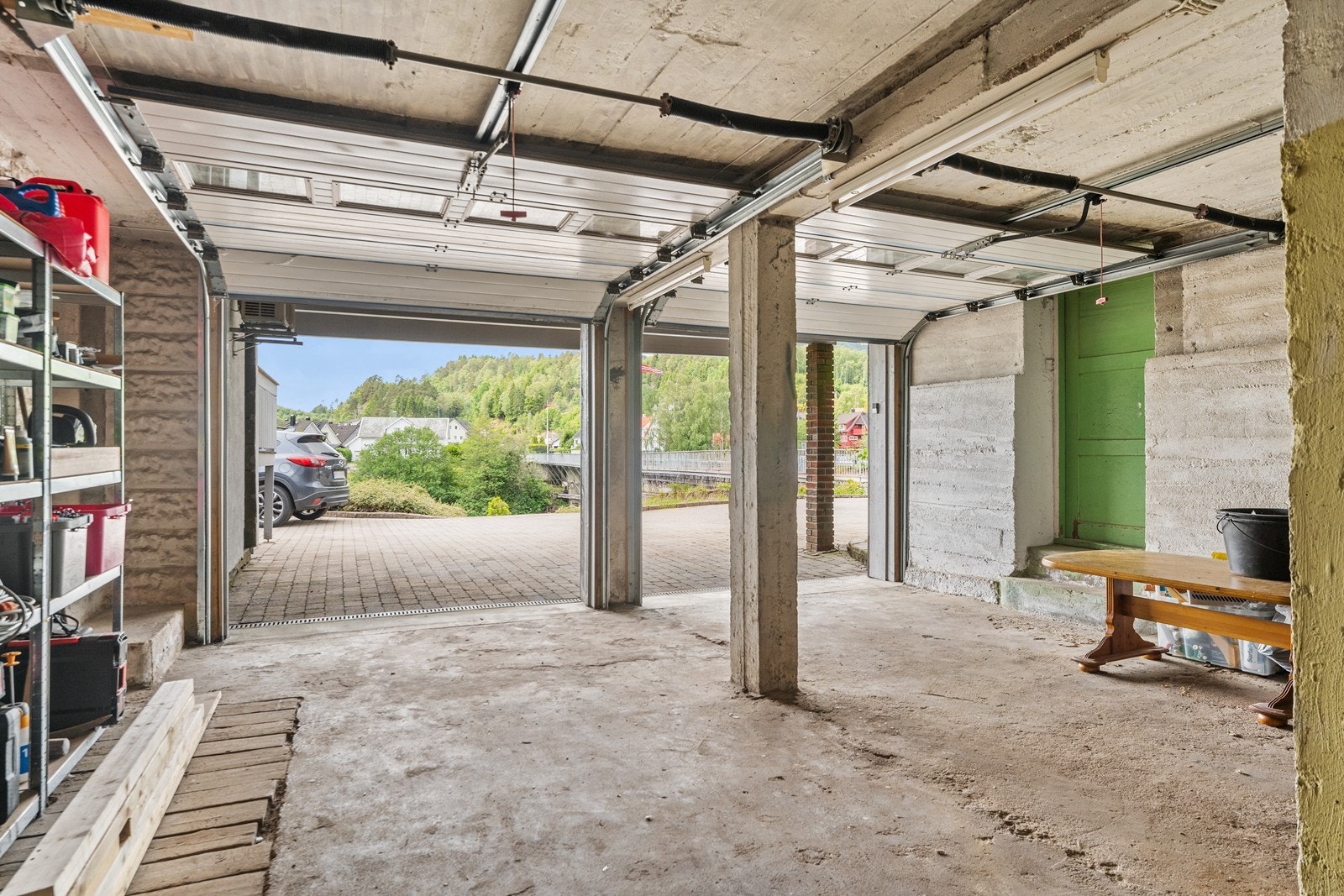 Dobbel garasje med direkte adkomst til bolig. Galleribilde