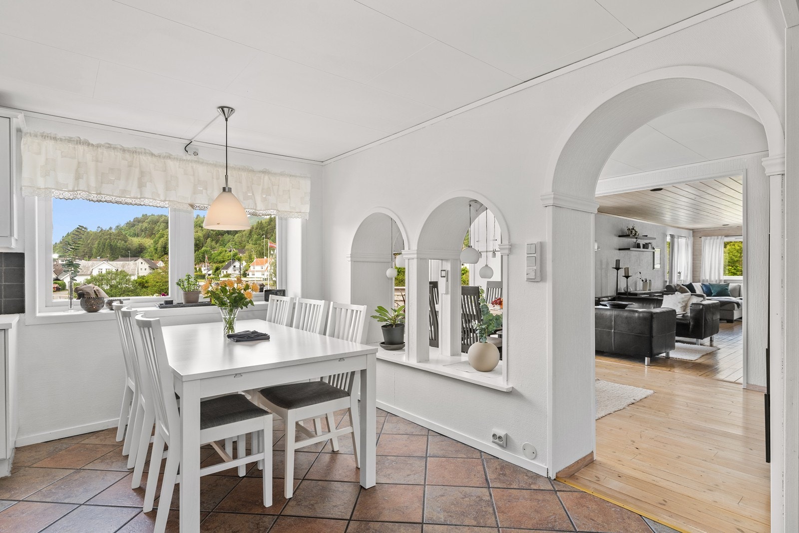 Åpent fra kjøkken mot spisestue og stue. Galleribilde