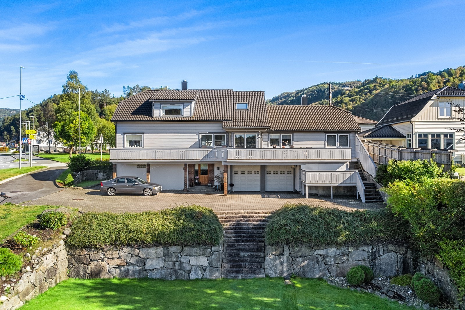 Hagen er betydelig opparbeidet med flotte natursteinsmurer. Galleribilde