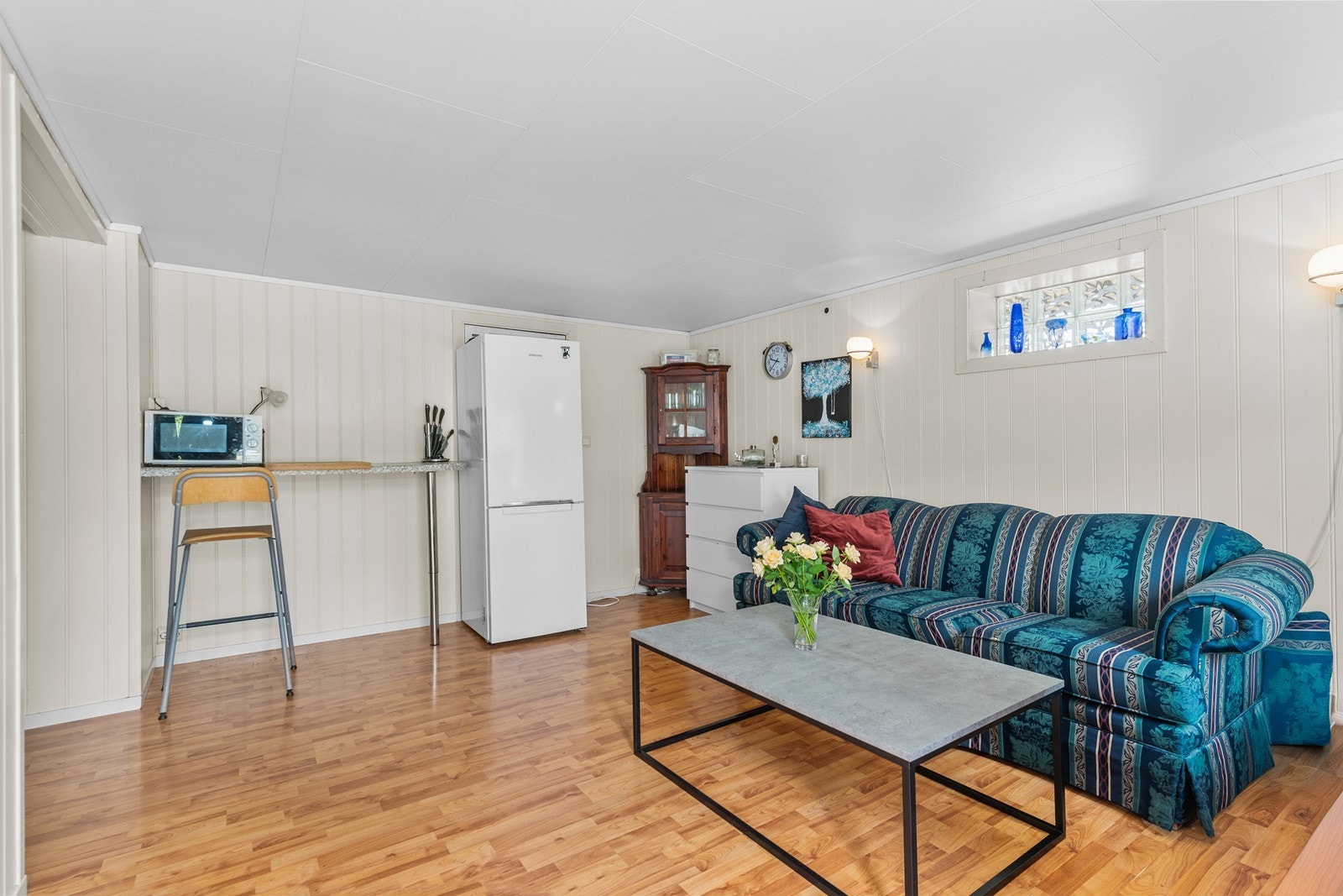 Stor stue med kjøkkenkrok. Galleribilde