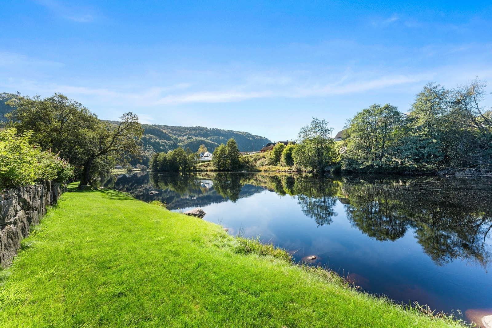 Eiendommen har ca. 27 meter vannlinje. Idyllisk nede ved vannkanten. Galleribilde