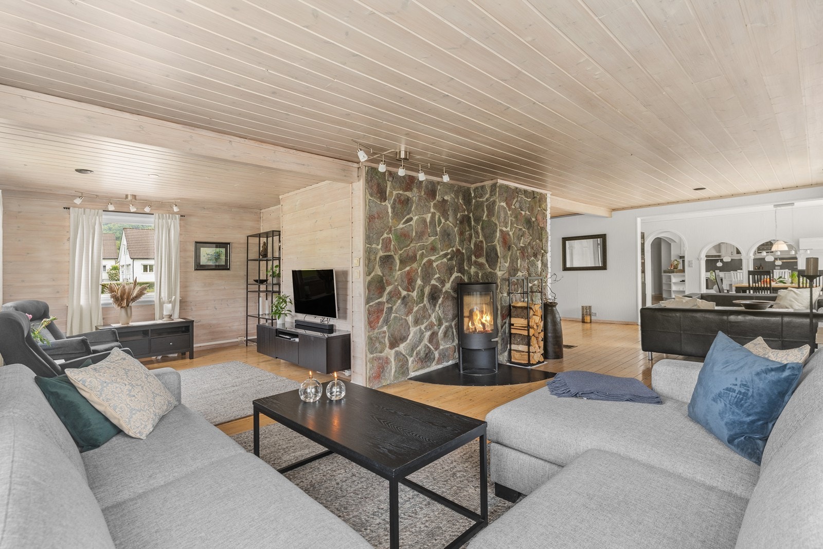 Flere soner i stuen Galleribilde