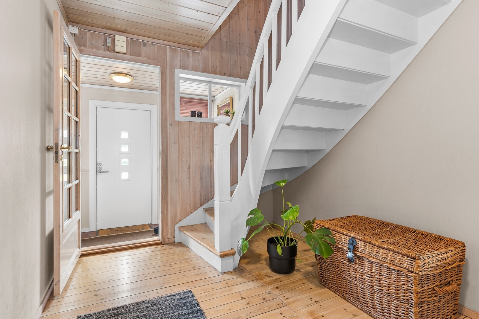 Entre/ gang fra Åsevegen. Galleribilde