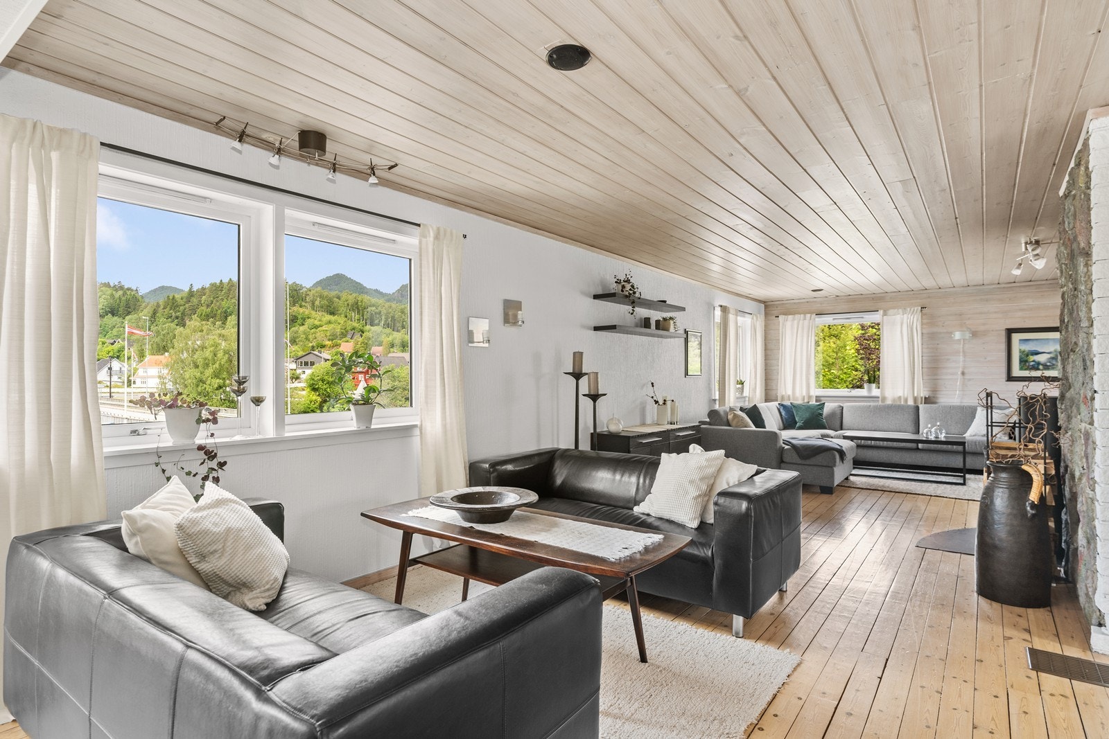 Stor stue med plass til flere sittegrupper. Galleribilde