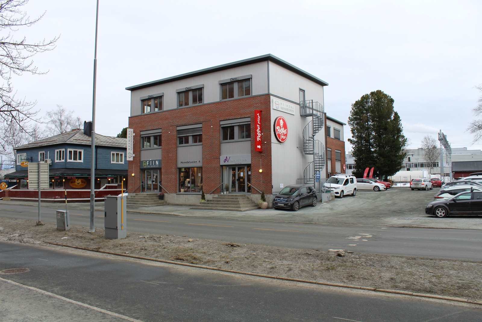 Leietakere med hovedinngang mot gata, Fiin Frisører AS, og Albert Vold Interiør AS Galleribilde