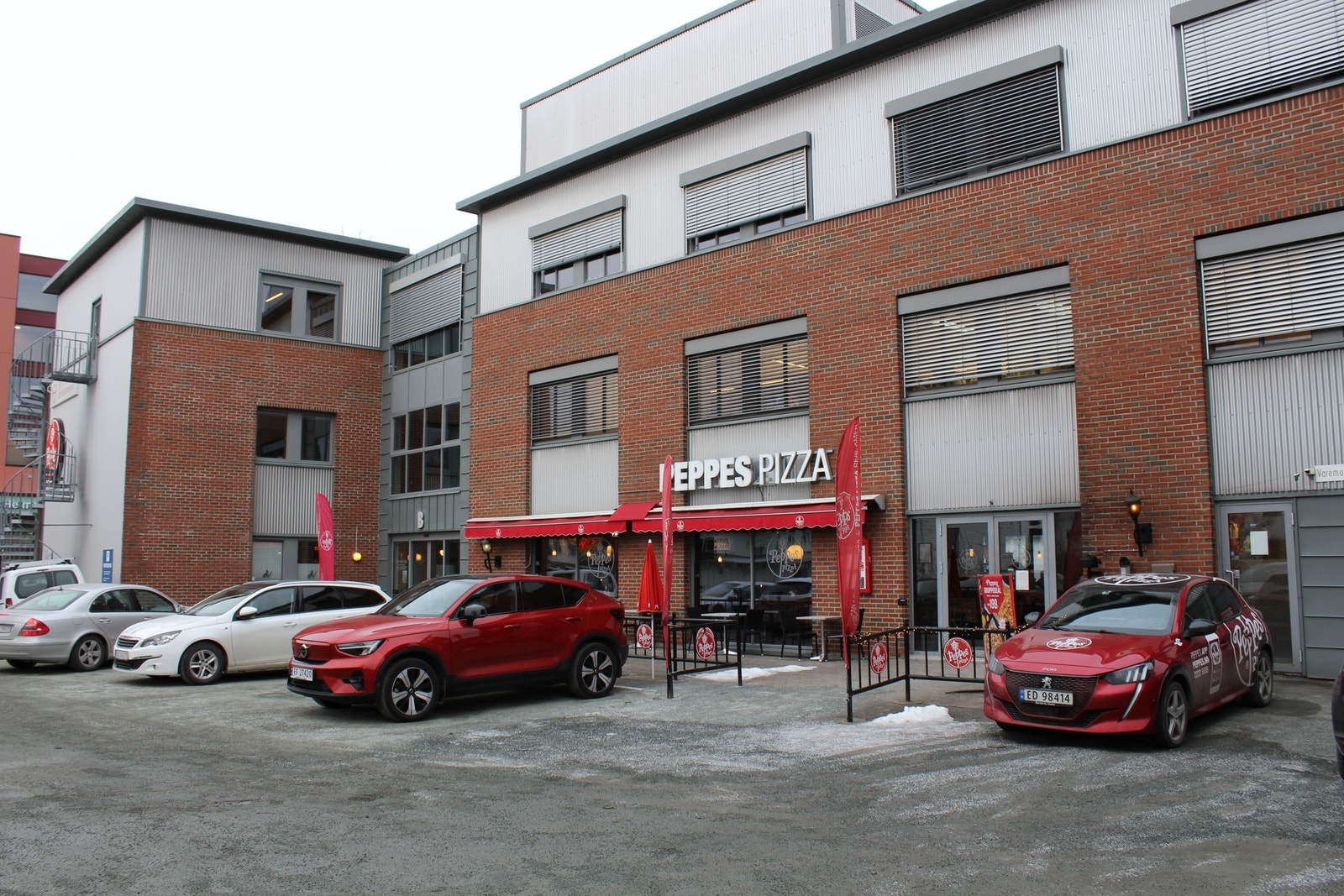 Bakgård med felles parkering for eiendommens leietakere. Galleribilde