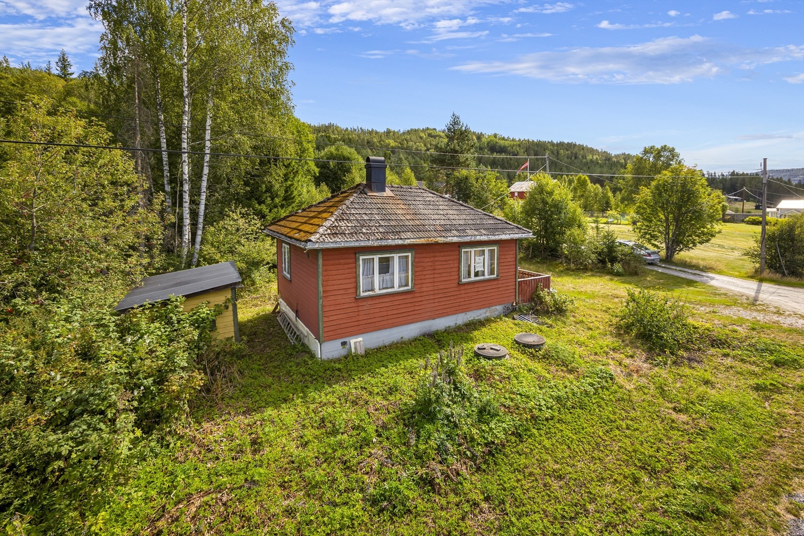 Her har vi for salg en liten og rimelig bolig. Det er behov for oppussing/oppgradering. Potensiale for å lage seg en hyggelig plass. Galleribilde