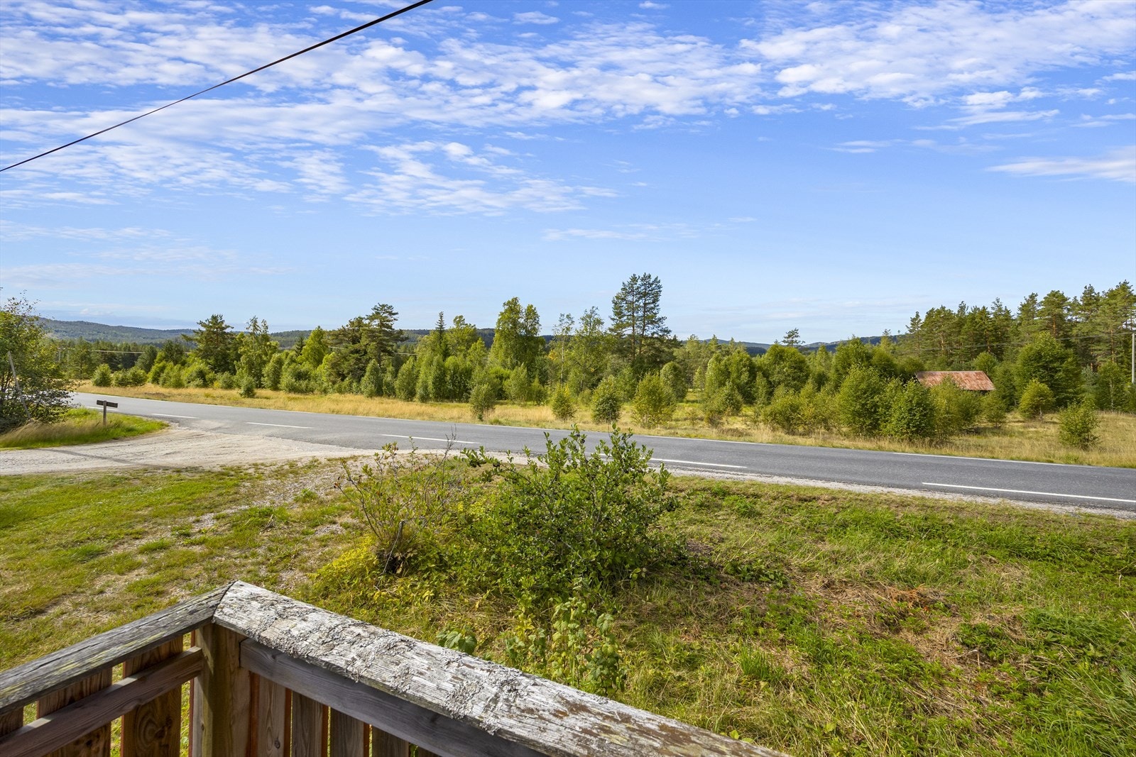 Boligen ligger langs veien opp til Gjøvdal. Galleribilde