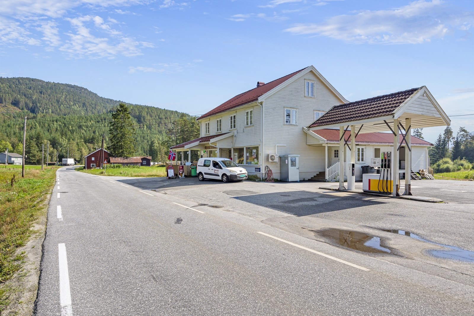 Selvbetjent butikk like i nærheten. Her er det også salg av takeaway mat i ny og ne. Galleribilde