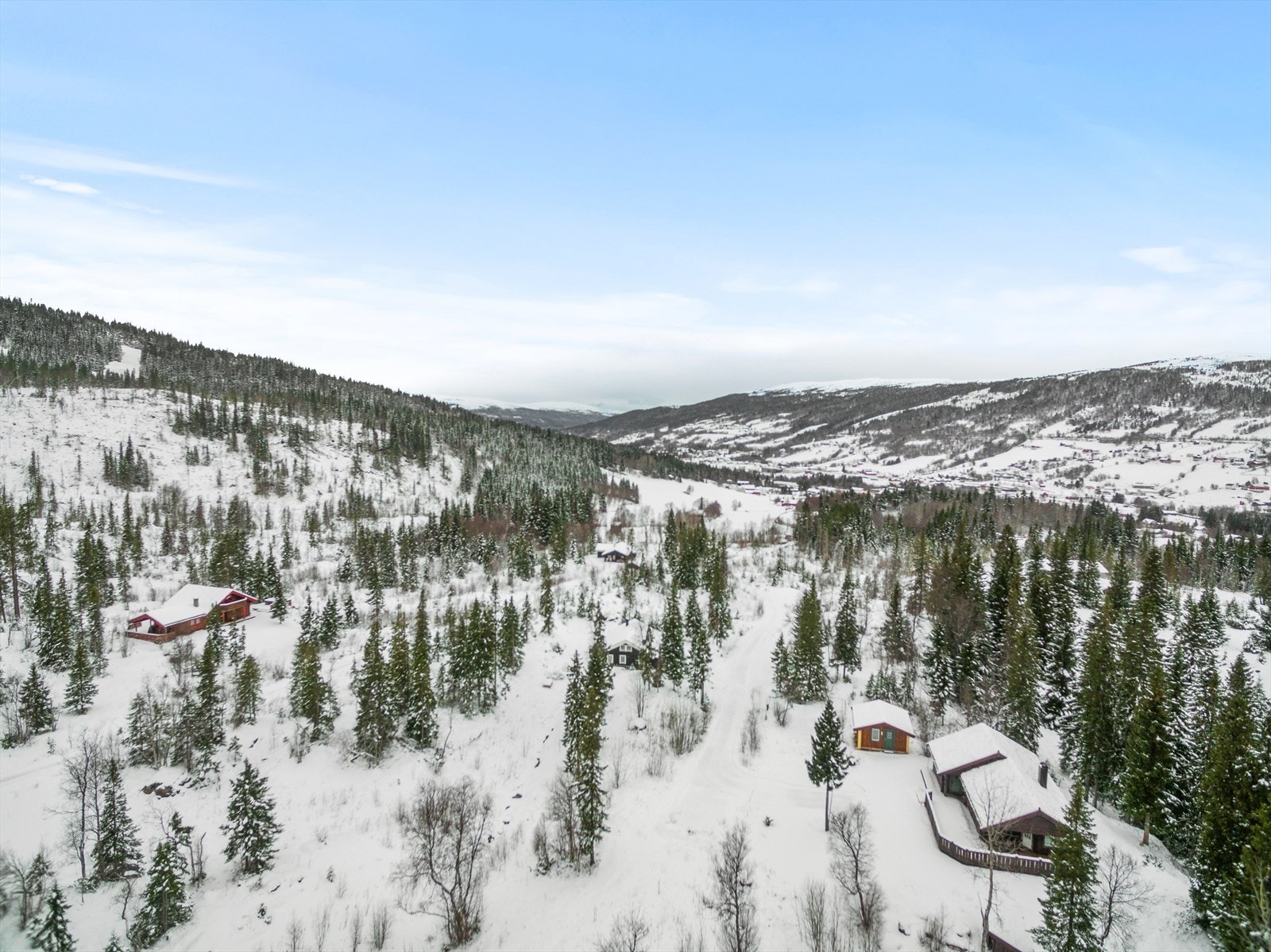 Ved tomtene ligger det kommunalt avløp fram til tomtegrensene. Tilknytningsavgift kr. 15 000,- Galleribilde