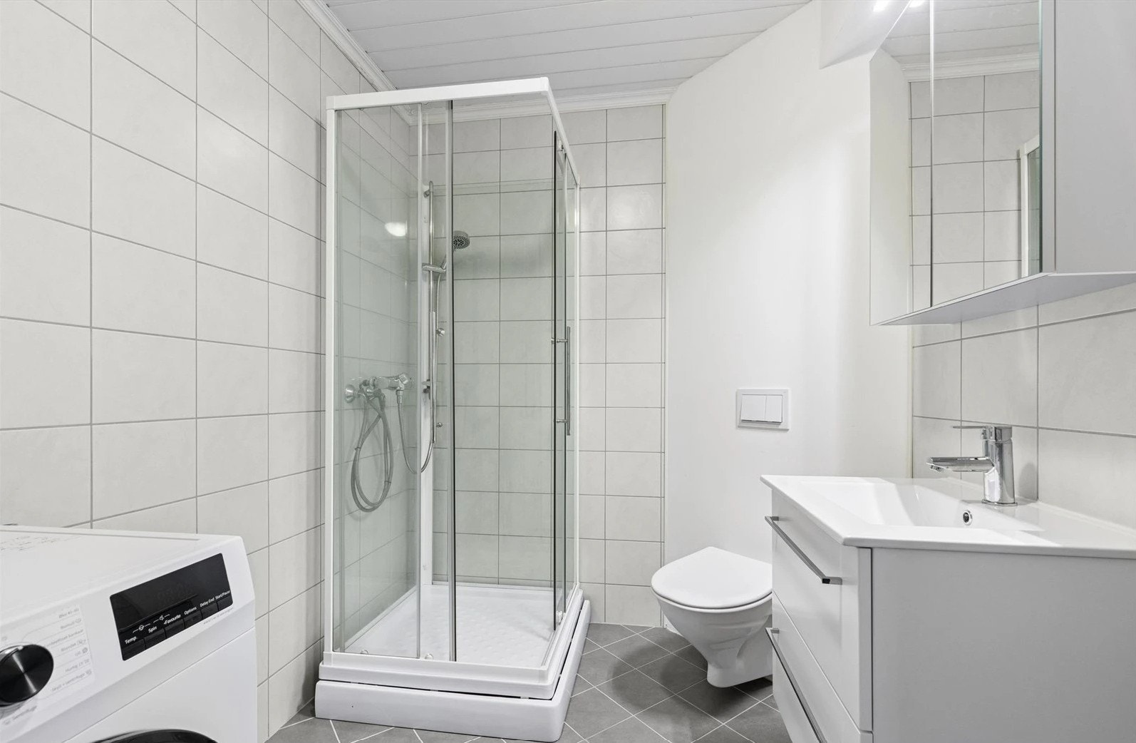 Badet har varmekabler i gulv og en varmtvannsbereder på 300 liter Galleribilde