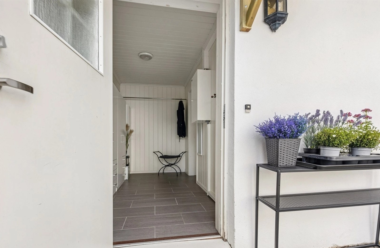 Her finner du en romslig flislagt entré med varmekabler i gulvet. Galleribilde