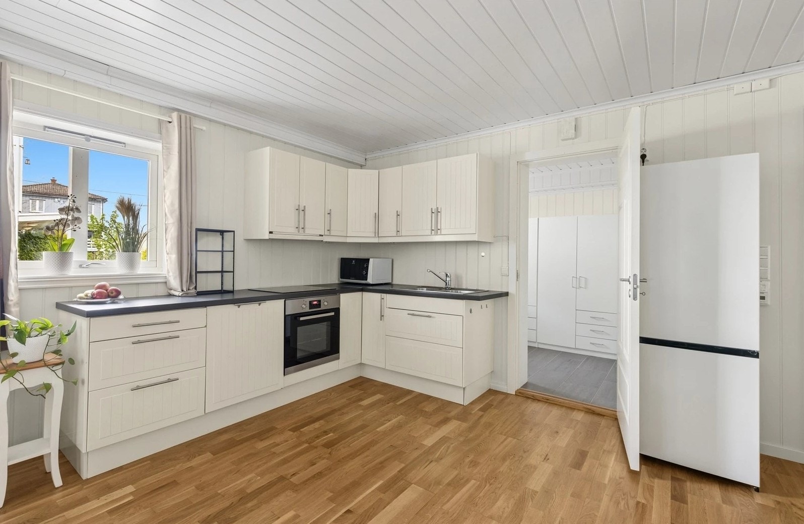 Alle hvitevarene med unntak av kjøleskap er integrert. Galleribilde