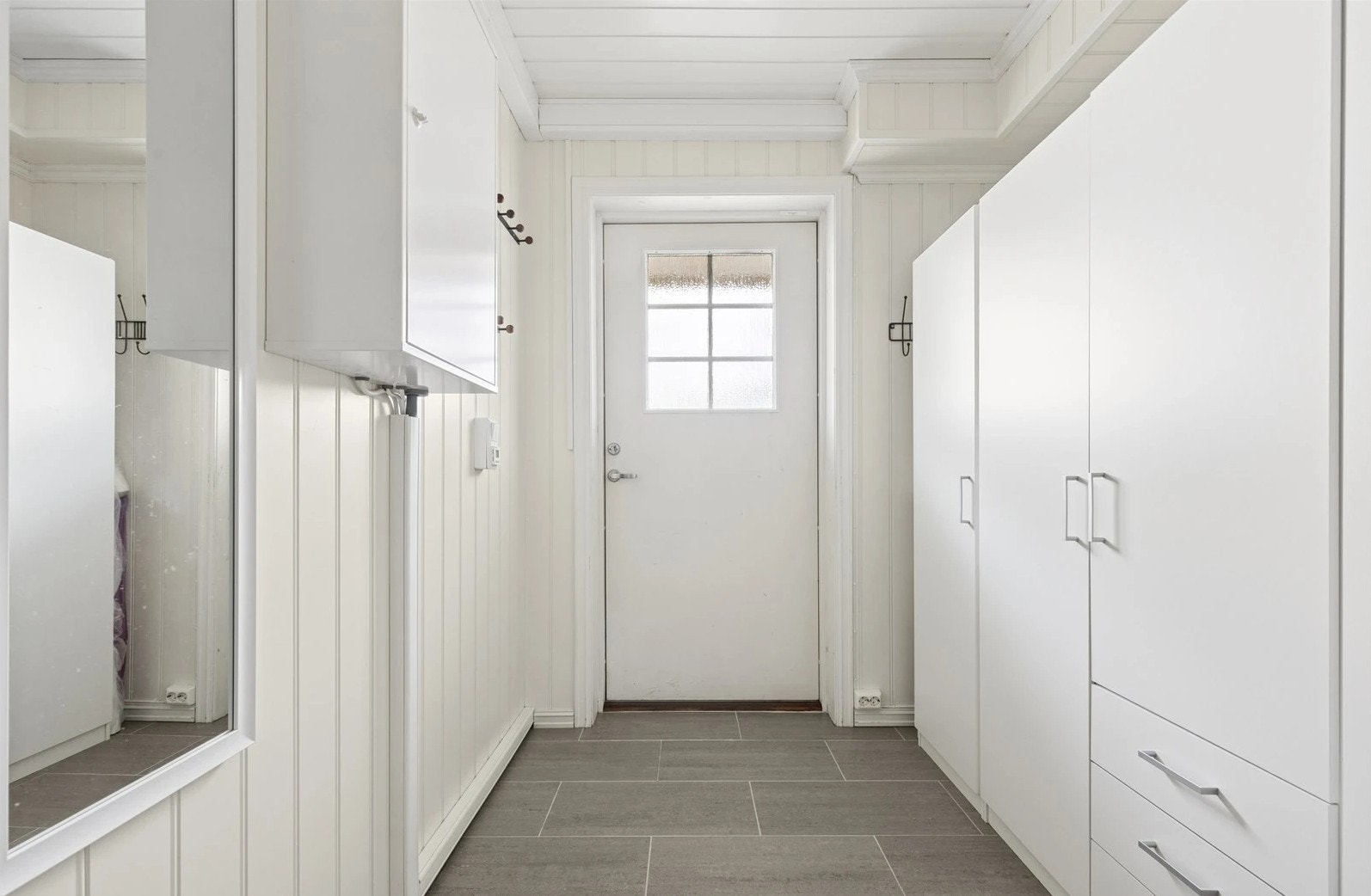 God lagringsplass i garderobeskapene. Galleribilde