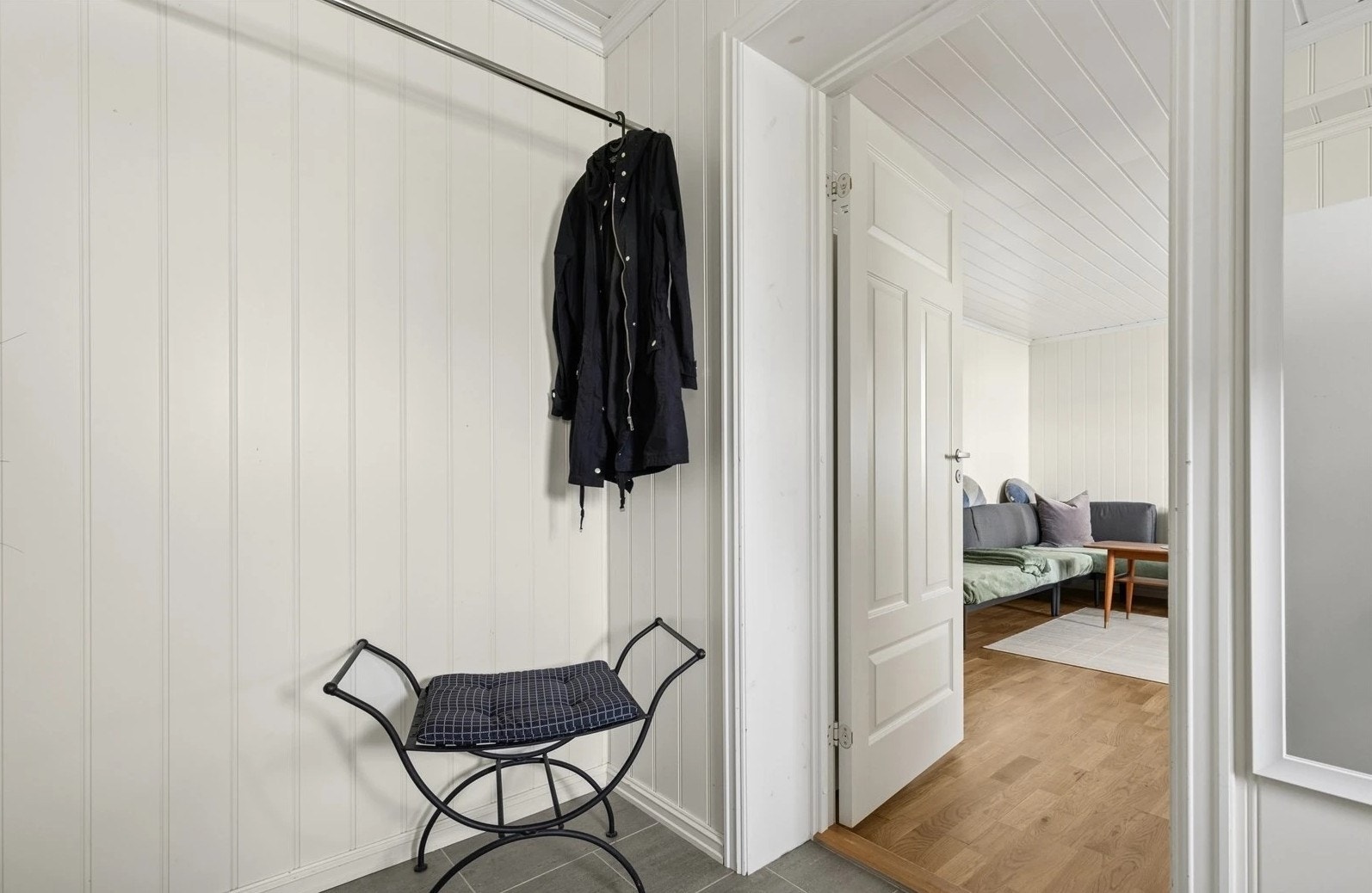 Videre inn i boligen finner du stuen med åpen kjøkkenløsning. Galleribilde