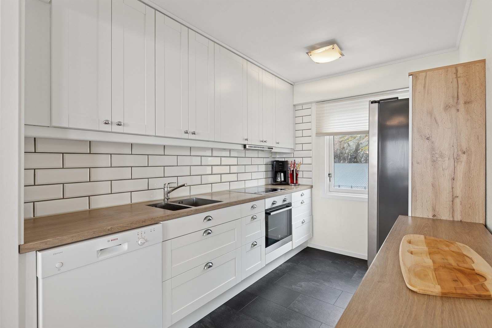 Kjøkkenet er utstyrt med platetopp og komfyr og oppvaskmaskin Det er plass til kjøle-/fryseskap. Galleribilde