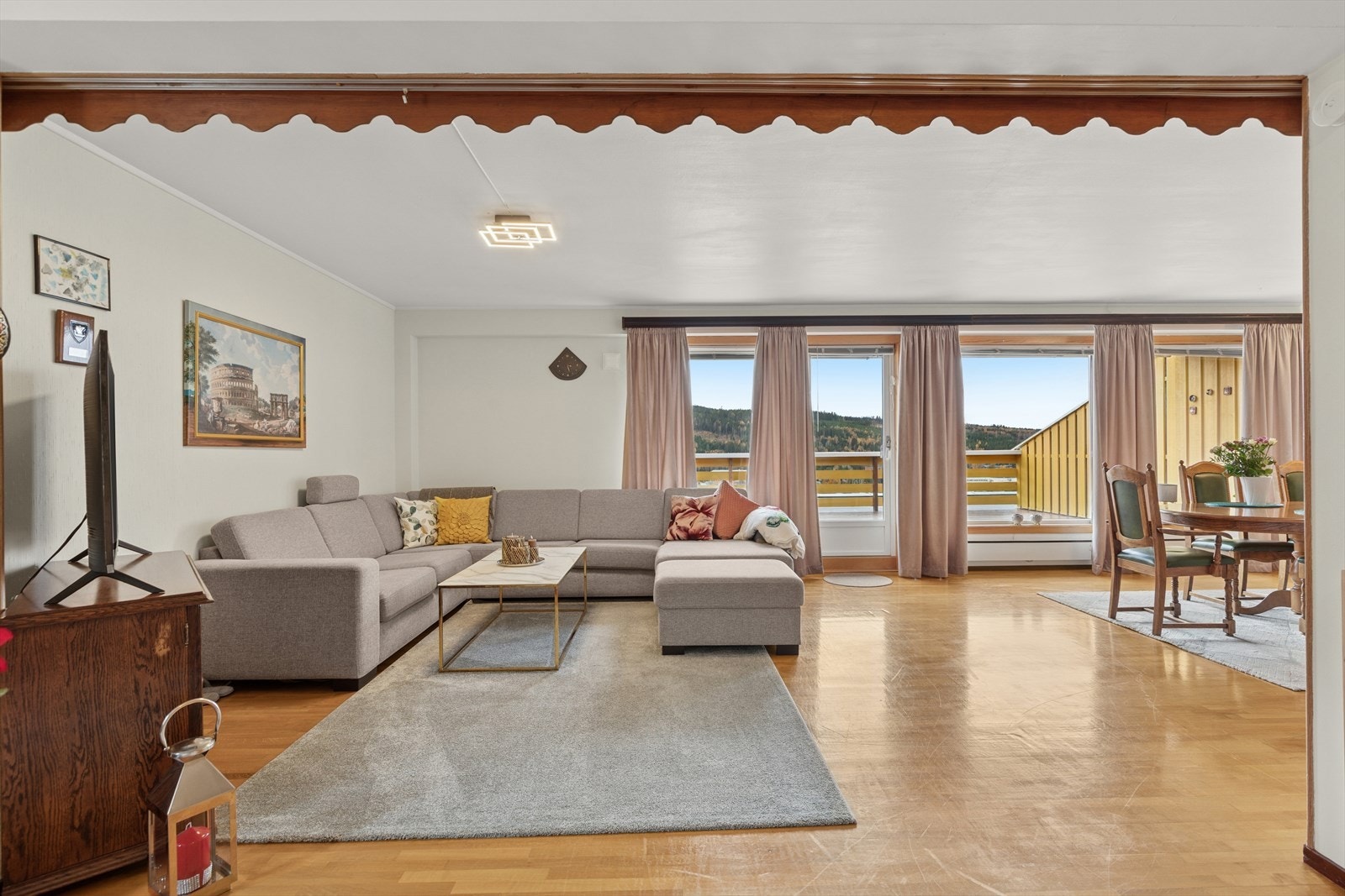 Den store stuen er et fint samlingspunkt for familie og venner. Galleribilde