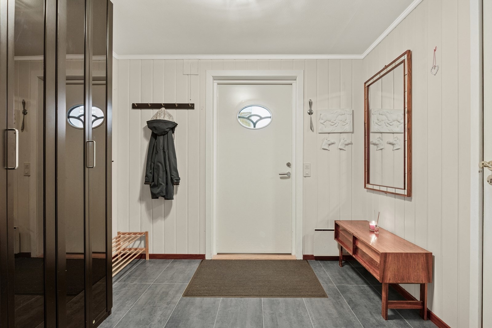 En romslig entré ønsker deg velkommen inn. Galleribilde