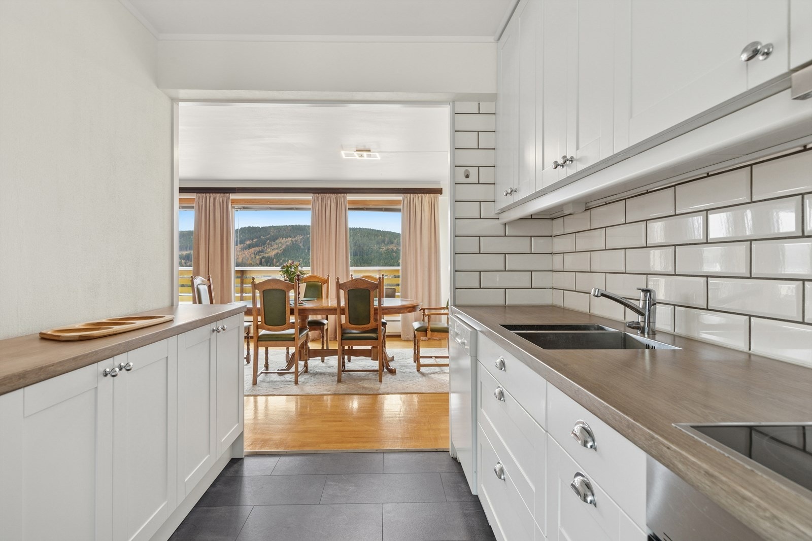 Kjøkkenet ligger skjermet fra stuen. Galleribilde