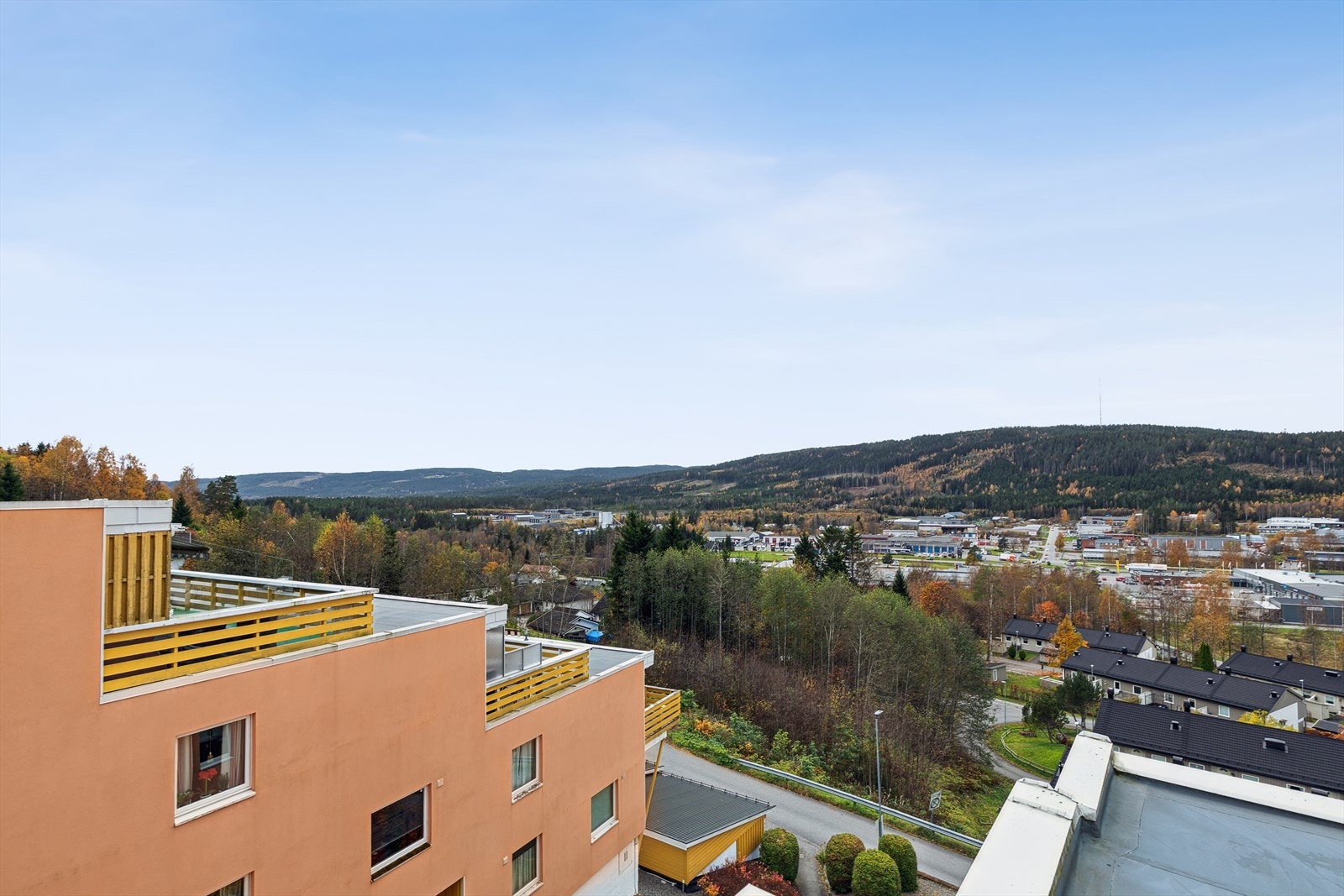 Herlig panoramautsikt mot bla. Holtberget og Speismark. Galleribilde