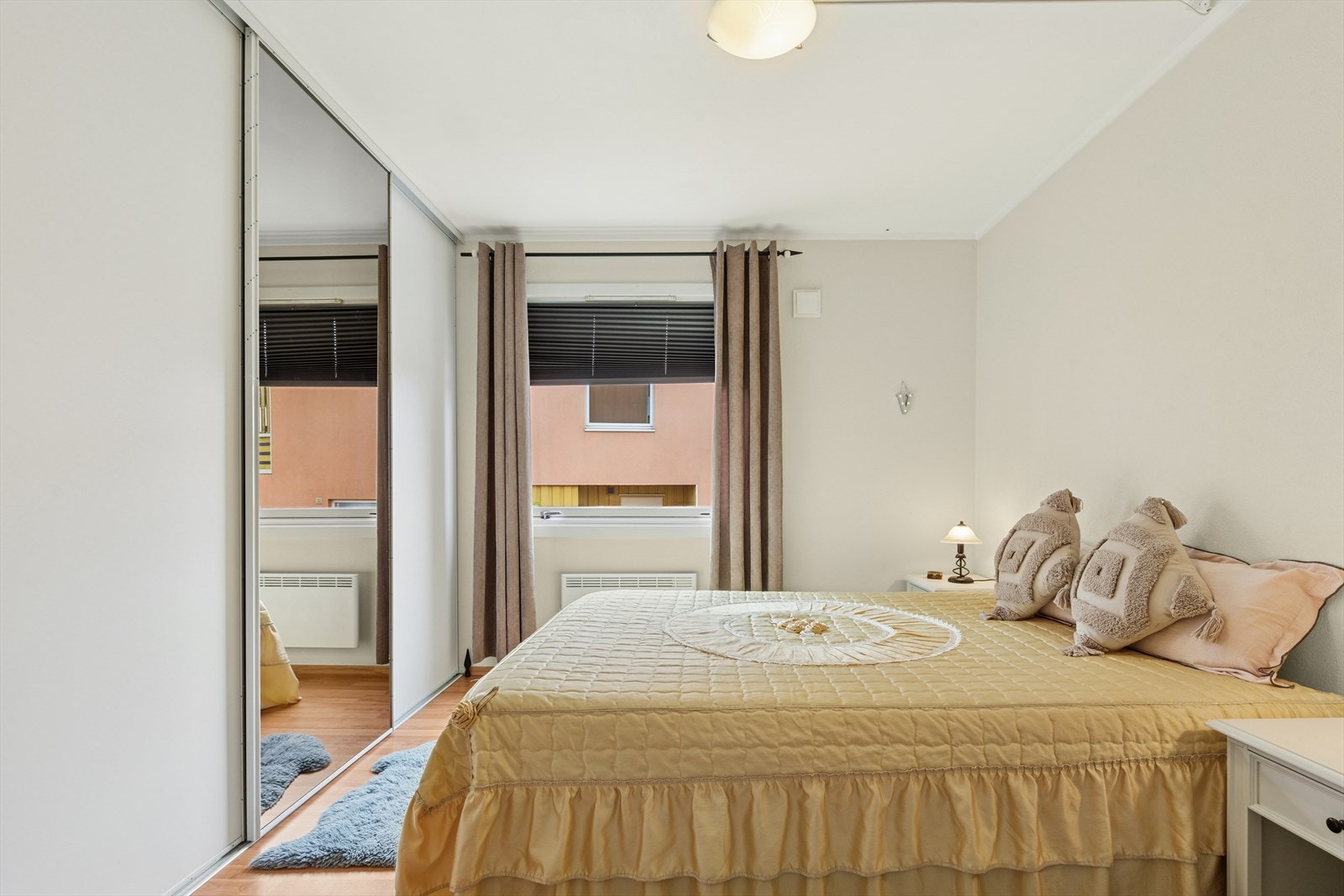 Stor skyvedørsgarderobe Galleribilde