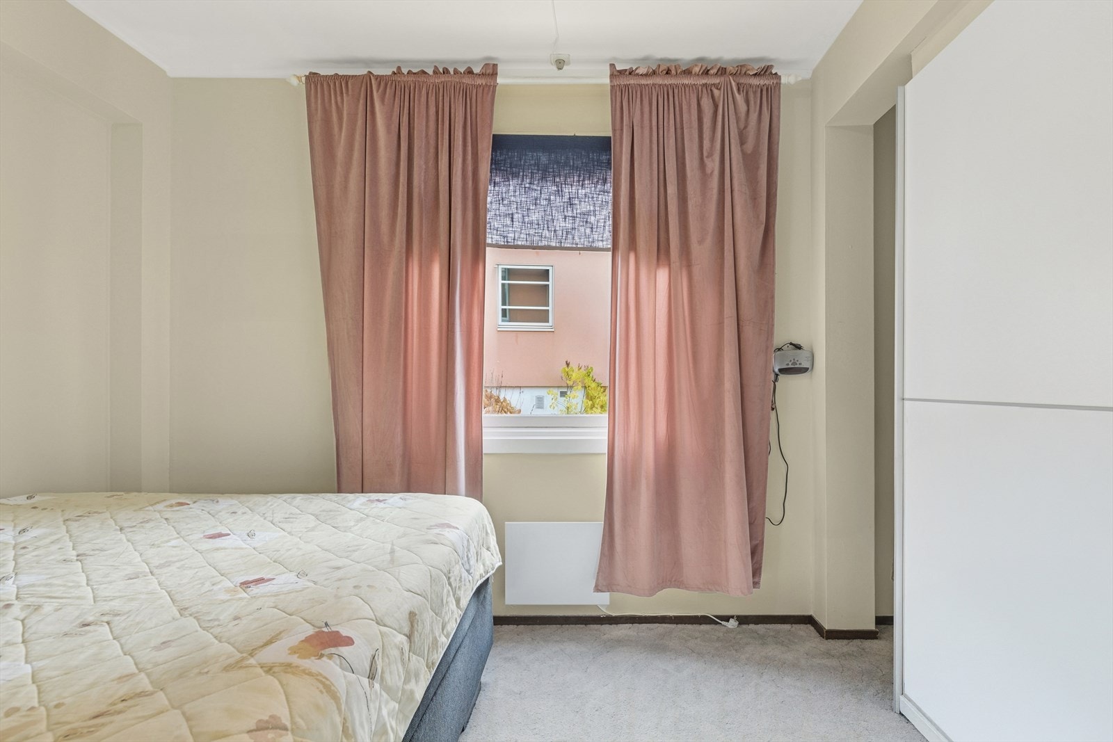 Rommet har også skyvedørsgarderobe Galleribilde