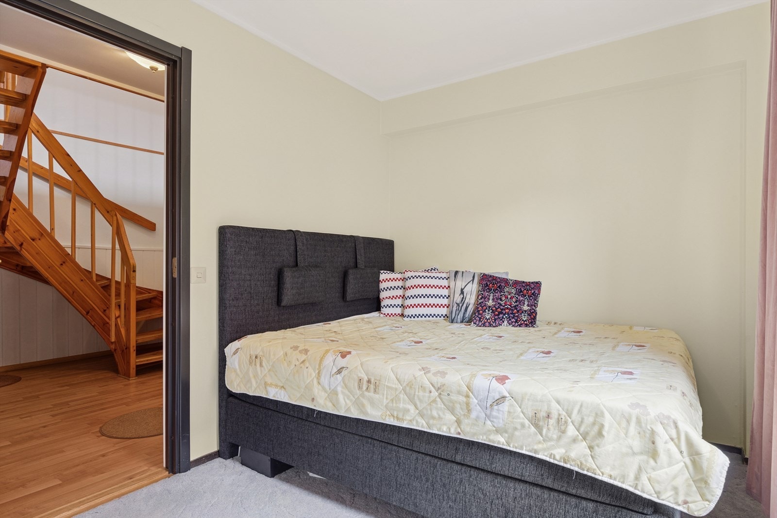 Soverom med plass til dobbeltseng. Galleribilde