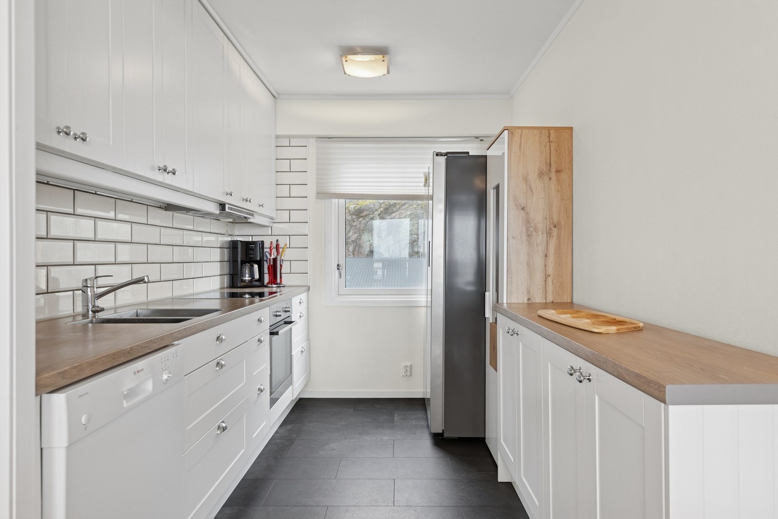 Innredningen har profilerte fronter og godt med oppbevaringsplass i skuffer og skap. Galleribilde