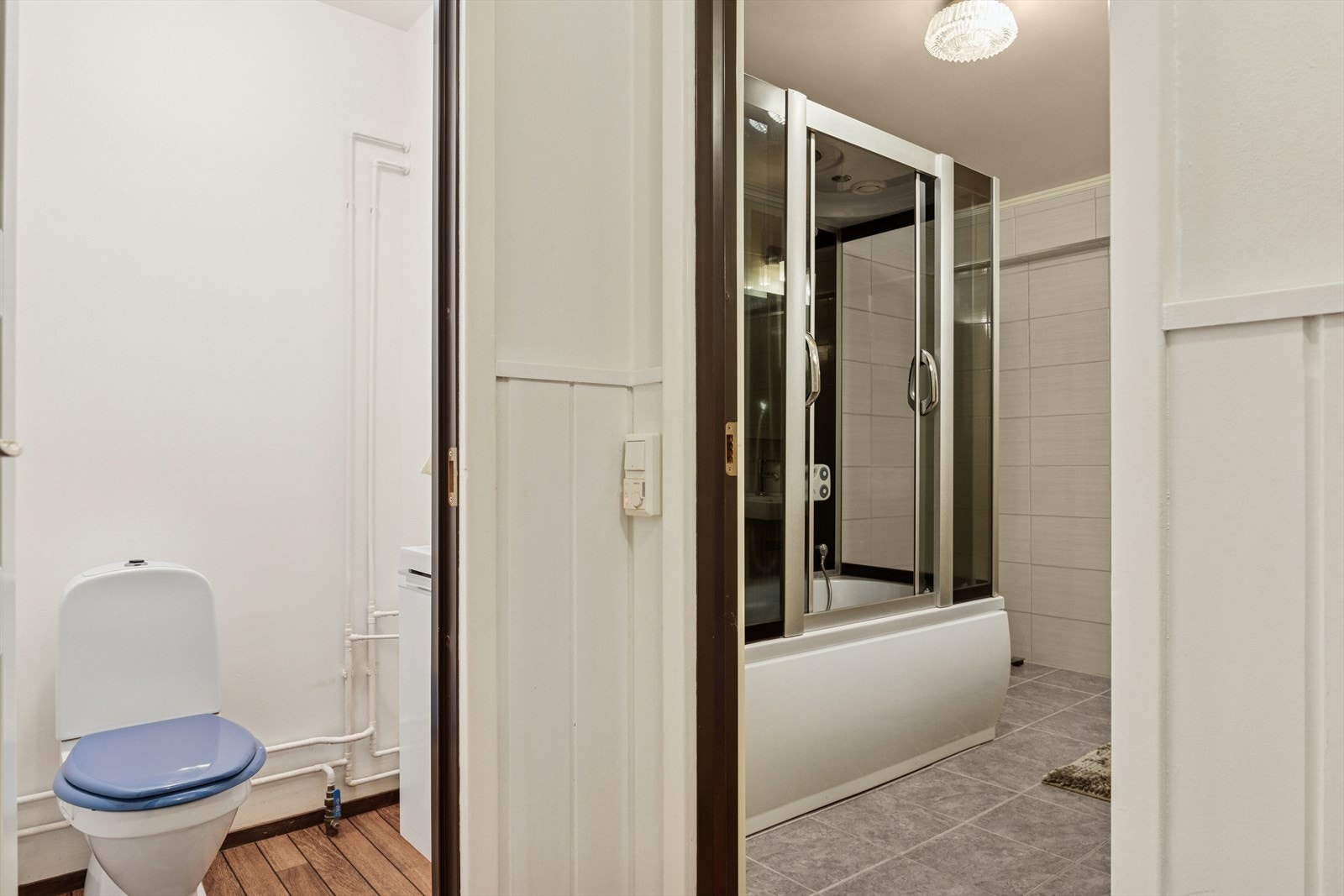 Toalett og bad ligger vegg i vegg Galleribilde