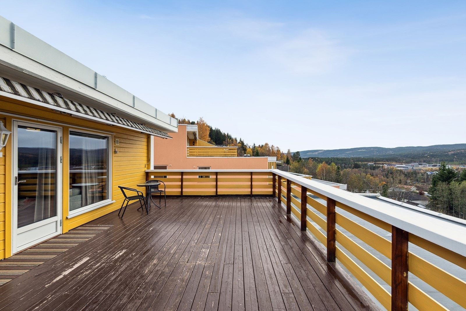 Den store terrassen er en fin forlengelse av stuen på varme sommerdager. Galleribilde