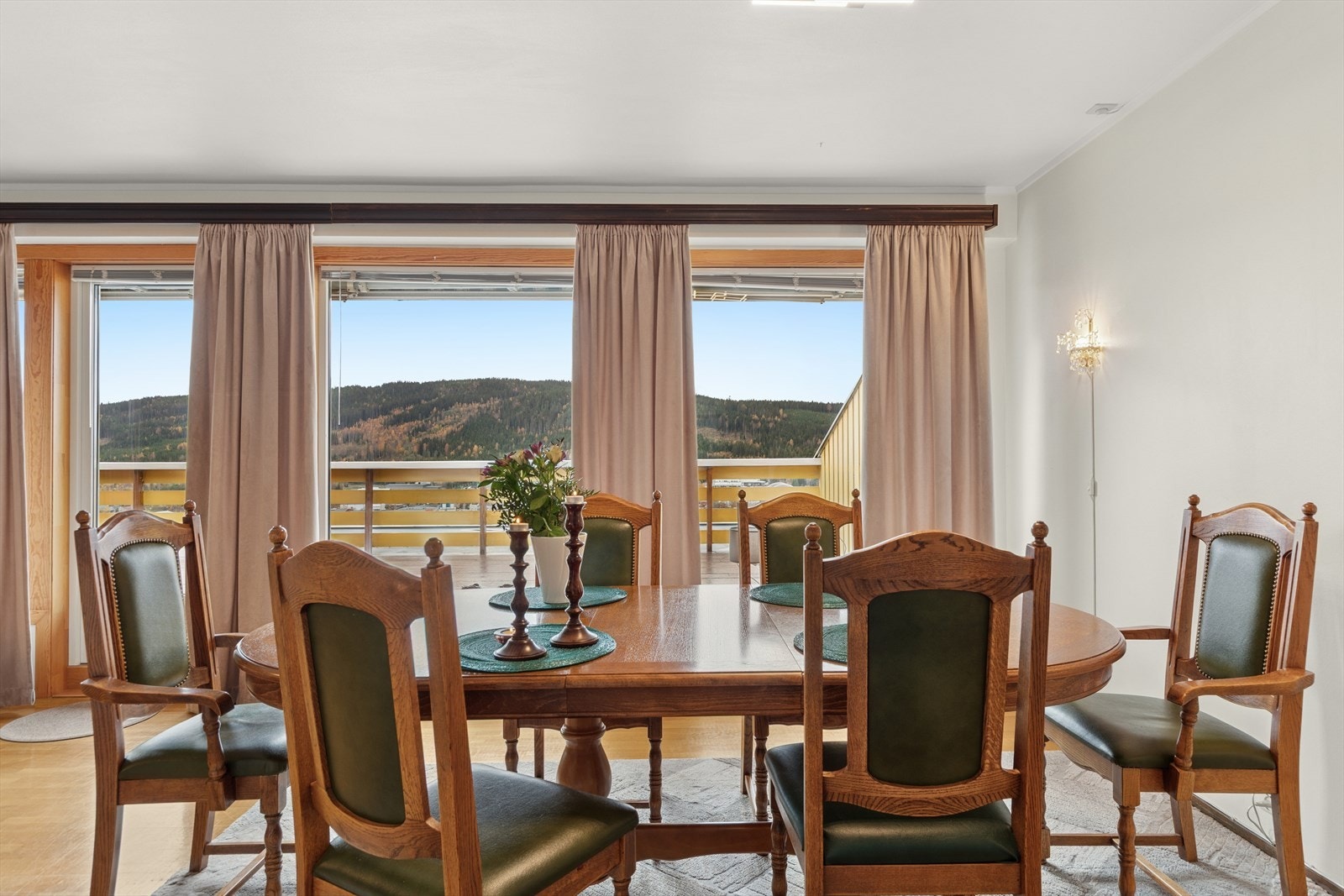 Store vindusflater som gir rikelig med dagslys inn og en flott utsikt. Galleribilde