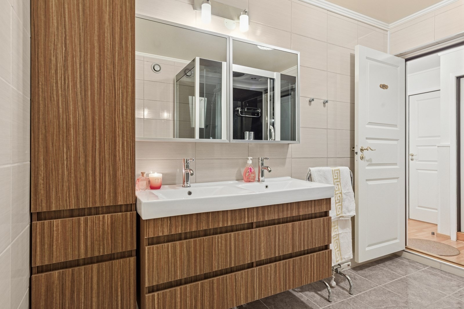 Flott, flislagt baderom som ble oppgradert i 2013. Galleribilde