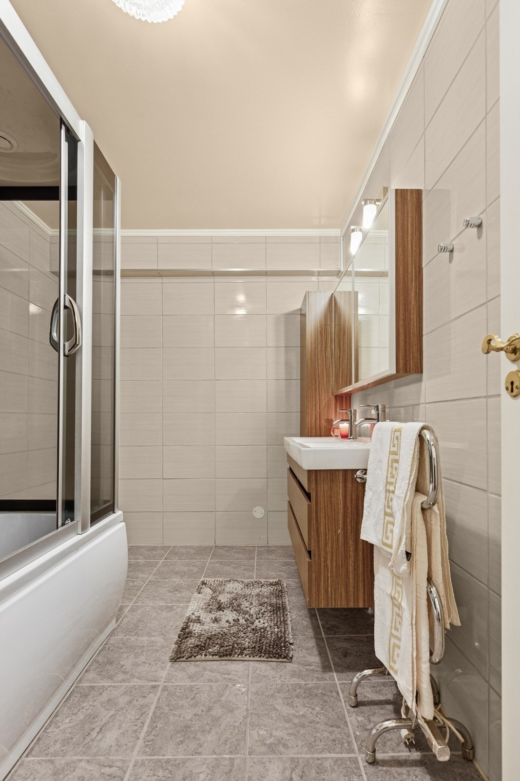 Badet er utstyrt med baderomsinnredning og kombinert dusj og badekar. Galleribilde