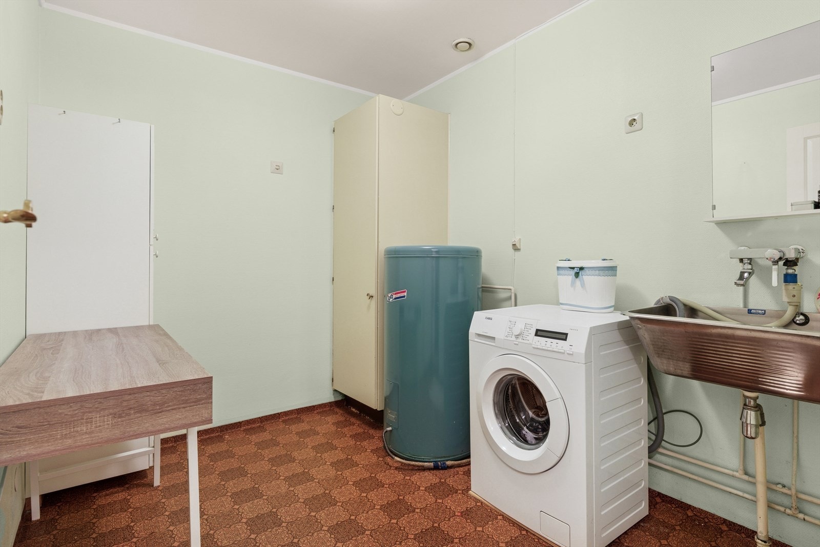 Praktisk med eget vaskerom. Rommet kan trenge ett lite løft ut fra dagens standard å regne. Galleribilde