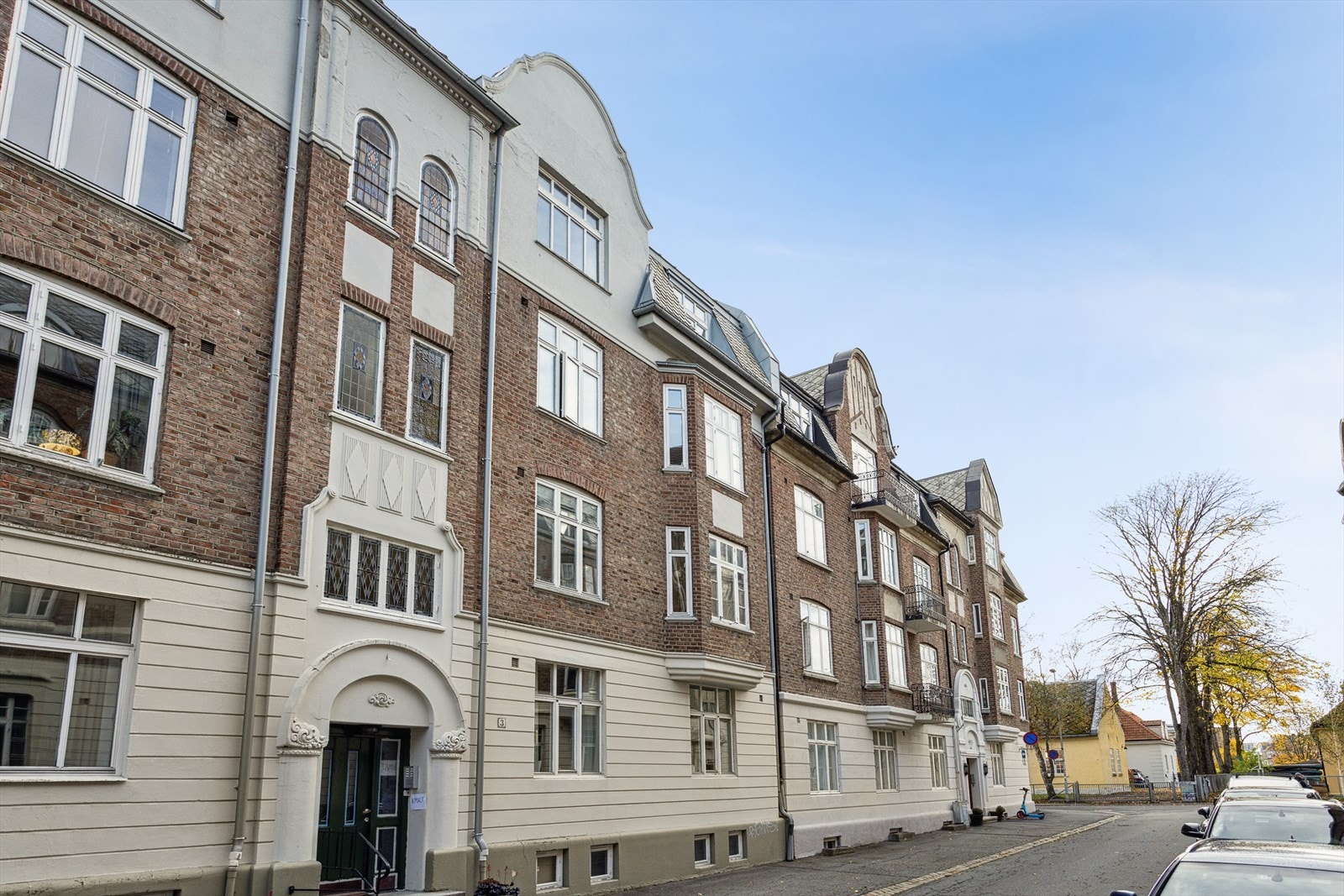 Bygningen fra 1914 har fasade i teglstein med karakteristiske detaljer, noe som går igjen i området. Leiligheten ligger i tredje etasje til høyre. Galleribilde