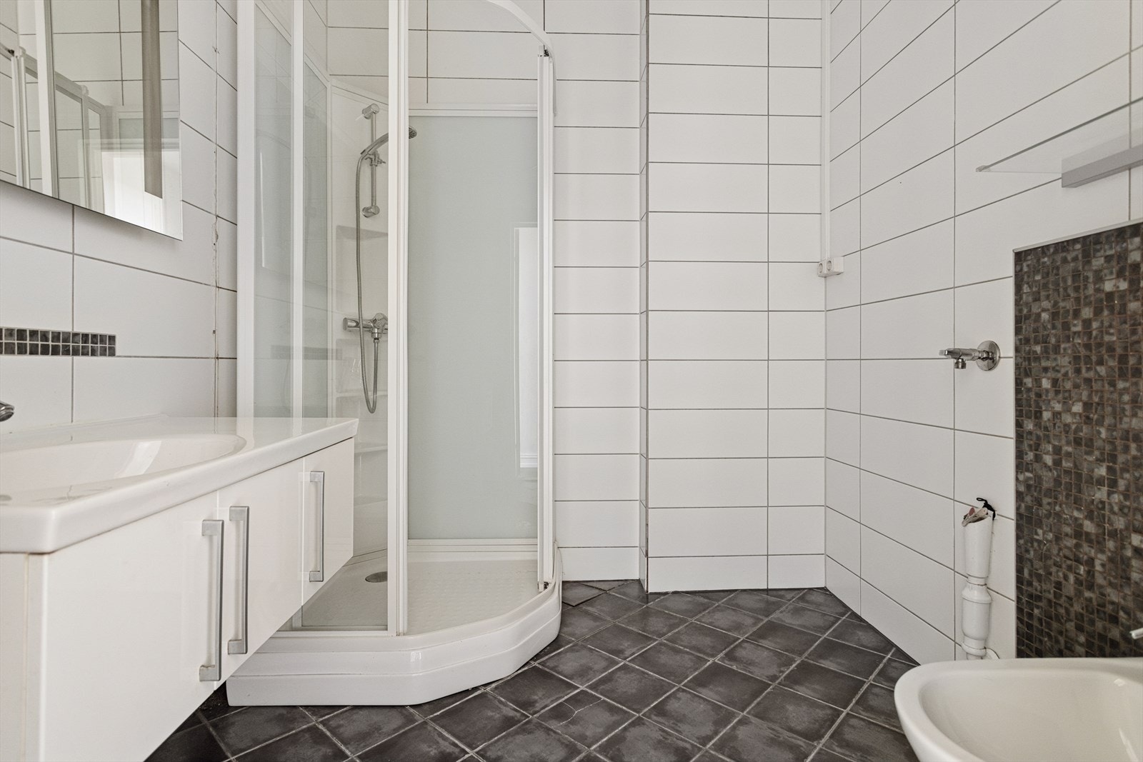 Bad med oppgraderingsbehov - rommet er på 4,5 m². Galleribilde