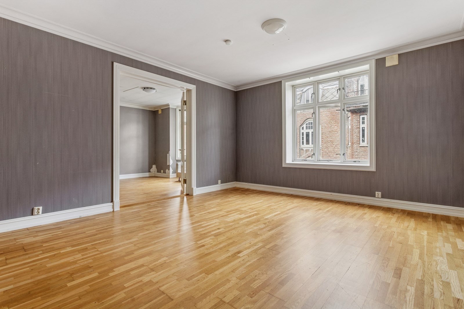 Klassiske detaljer som dype vindusposter, profilerte lister, dobbeltdørene og god takhøyde gir et innblikk i hvordan en slik leilighet kan løftes til sitt ytterste, ved noe oppgradering! Galleribilde