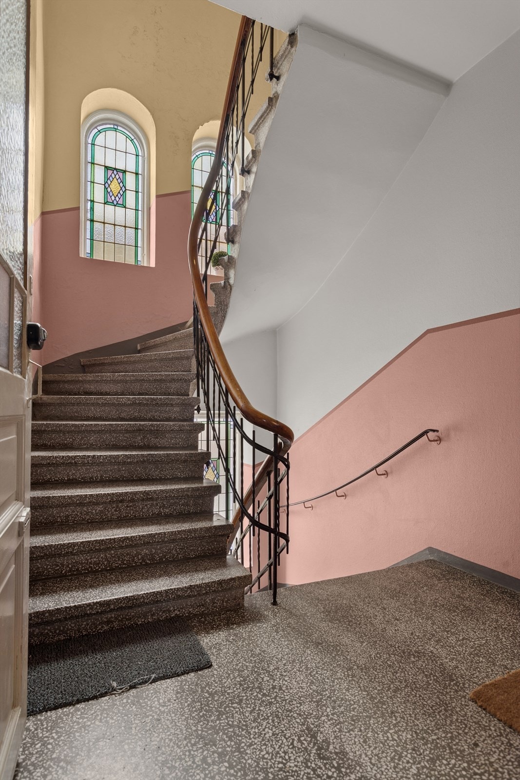 Trapp opp til leiligheten viser byggets karakteristiske detaljer. Galleribilde