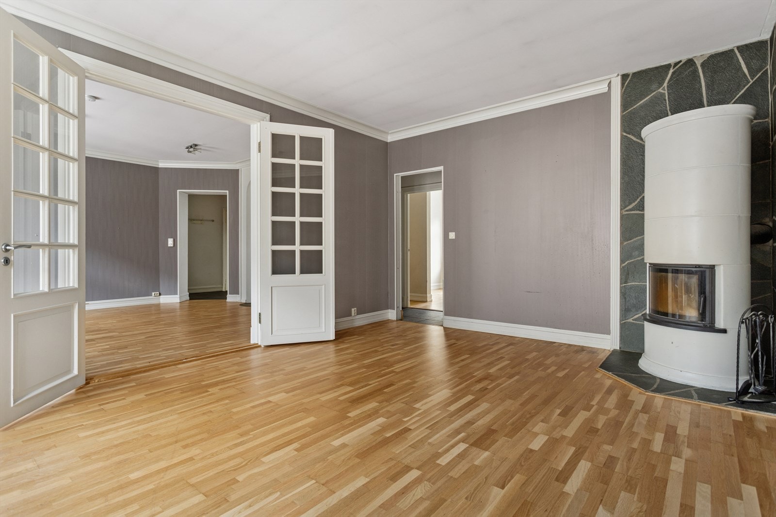 Den andre stuedelen er på 20,5 m² og stuene skaper til sammen et svært trivelig rom med gode innredningsmuligheter. Mulighetene for å skape en hyggelig stueløsning med spisestue, lounge og TV-krok er absolutt til stede! Galleribilde