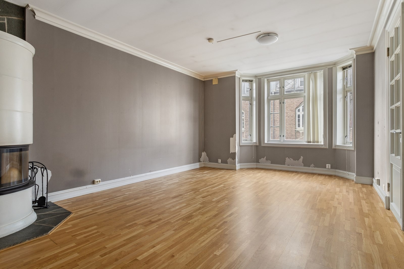 Stuen oppleves som romslig og lys, med god takhøyde, dobbeltdør mellom stuene og karnapp. Denne stuedelen er på ca. 25 m². Galleribilde