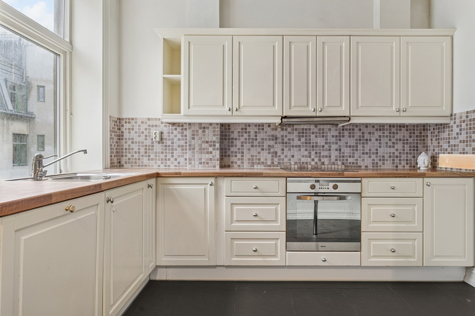 Leiligheten står i dag tom, og har noe behov for oppgradering for å nå dagens krav til standard. Kjøkkenet er solid og har rikelig med skap- og benkplass. Integrert stekeovn, platetopp, oppvaskmaskin, ventilator. Galleribilde