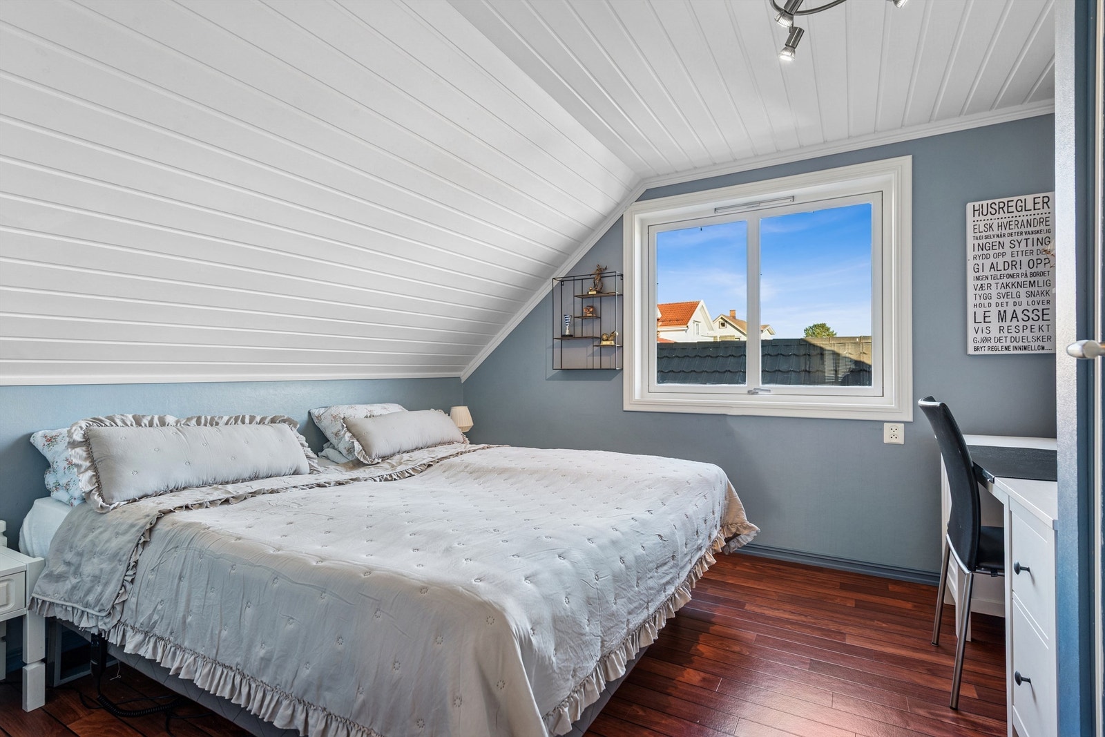 Et av de fire soverommene i etasjen, med plass til seng og arbeidsplass. Galleribilde