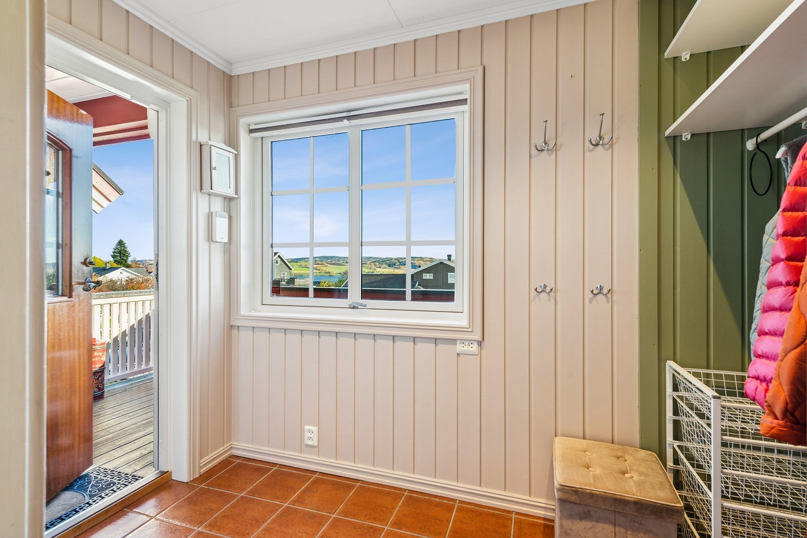 Fra den takoverbygde terrassen kommer du inn i en praktisk entré med flislagt gulv. Boligen har vannbåren varme i gulvene. Galleribilde