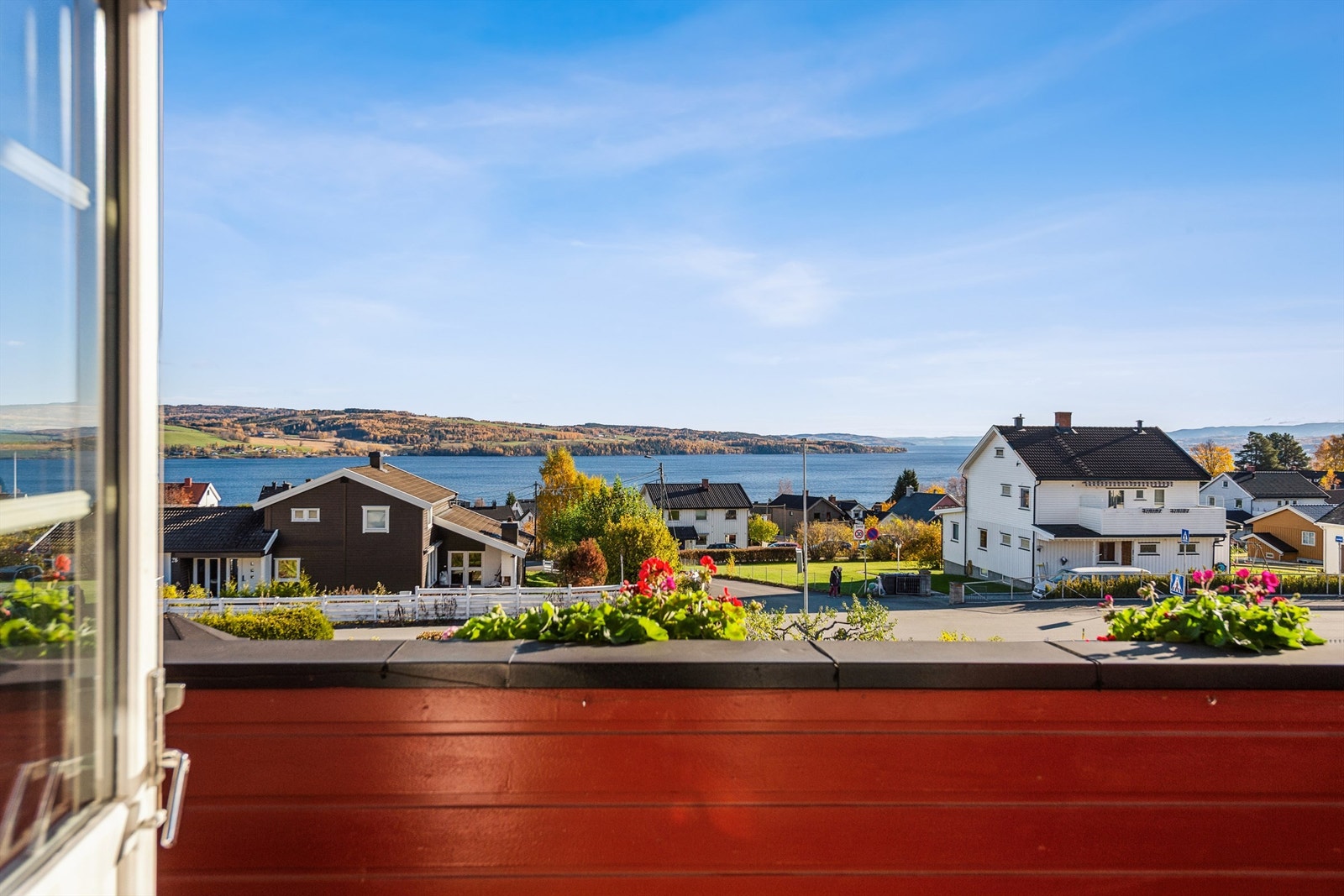 Fra eiendommen er det kort vei til skoler, barnehager, idrettsanlegg og Gjøvik sykehus. Galleribilde