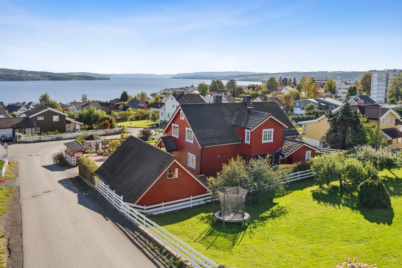 Eiendommen ligger høyt og fritt i nordbyen med en flott utsikt over Mjøsa. Galleribilde